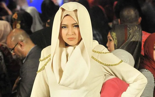 13 Penampilan Marshanda Saat Berhijab dan Kelihatan Rambutnya. Menurutmu Cantik Mana? 22
