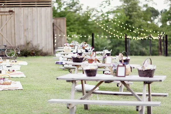 Jika Kamu dan Dia Ingin Resepsi Pernikahan Yang Santai dan Berkesan, Picnic Wedding Mungkin Bisa Jadi Pilihan. 16