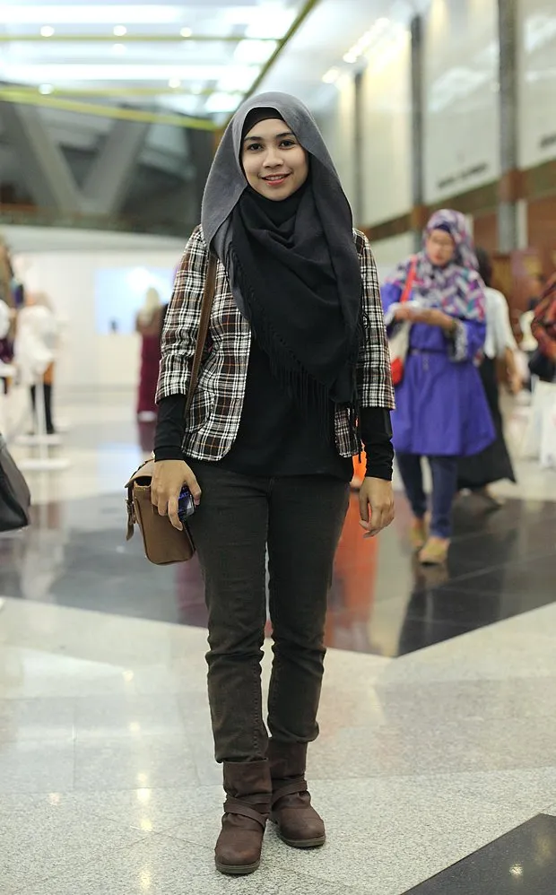 7 Gaya Hijab Buatmu yang Nyaman Ber-Jeans dan Kemeja. Biar Nggak Kelihatan Biasa Aja 14