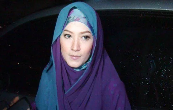 7 Artis yang Sempat Punya Masalah Serius dengan Ibunya. Jangan Ditiru Ya, Guys 13