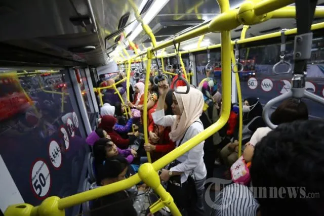 Dari Penumpang Setia Busway, Buat Pengguna Mobil Pribadi yang Hobi Serobot Jalur Kami! 8