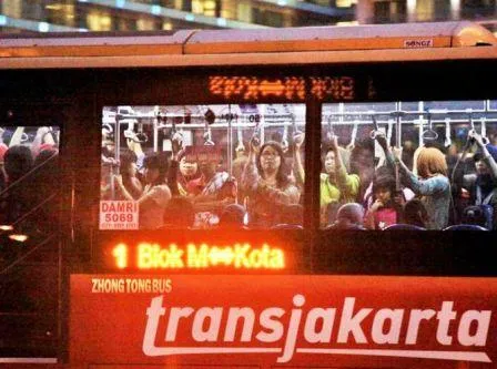 Dari Penumpang Setia Busway, Buat Pengguna Mobil Pribadi yang Hobi Serobot Jalur Kami! 9