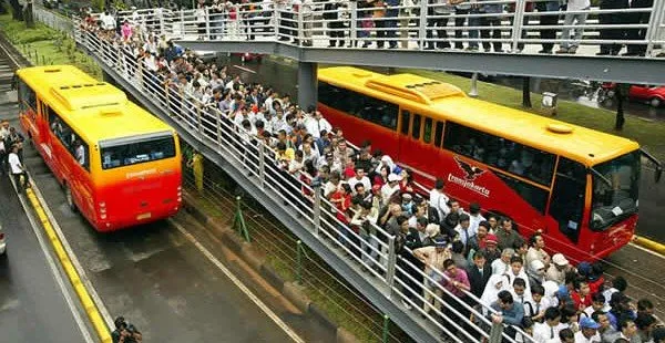 Dari Penumpang Setia Busway, Buat Pengguna Mobil Pribadi yang Hobi Serobot Jalur Kami! 10