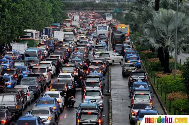 Dari Penumpang Setia Busway, Buat Pengguna Mobil Pribadi yang Hobi Serobot Jalur Kami! 7