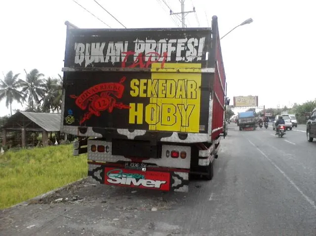 19 Ragam Tulisan Absurd di Truk yang Dijamin Bikin Ketawa Ngakak 33