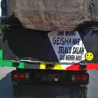 19 Ragam Tulisan Absurd di Truk yang Dijamin Bikin Ketawa Ngakak 23