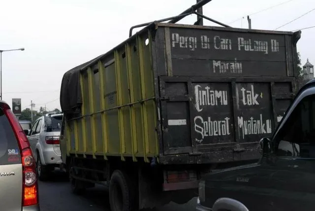 19 Ragam Tulisan Absurd di Truk yang Dijamin Bikin Ketawa Ngakak 22