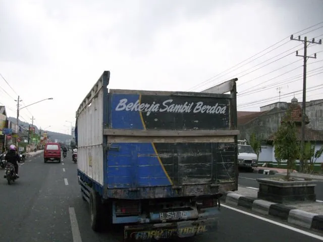 19 Ragam Tulisan Absurd di Truk yang Dijamin Bikin Ketawa Ngakak 31
