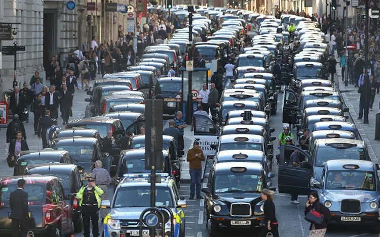 5 Aksi Demo Menolak Uber Taxi di Berbagai Negara. Sama Sekali Nggak Anarkis Kayak di Jakarta! 7