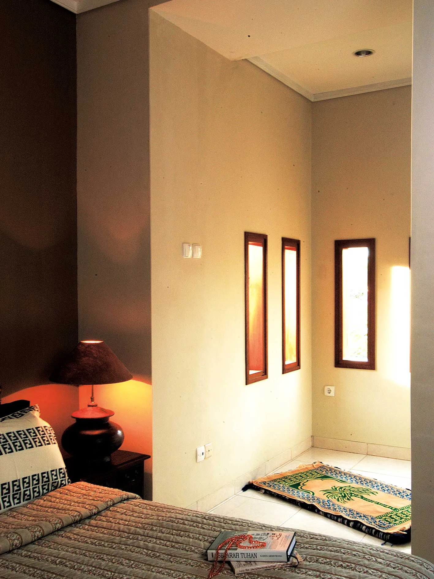 Agar Ibadahmu Lebih Khusyuk Lagi, Terapkan 10 Inspirasi Desain Ruang Ibadah Untuk Rumah Masa Depanmu Nanti 14