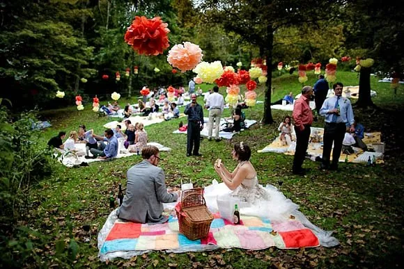 Jika Kamu dan Dia Ingin Resepsi Pernikahan Yang Santai dan Berkesan, Picnic Wedding Mungkin Bisa Jadi Pilihan. 14