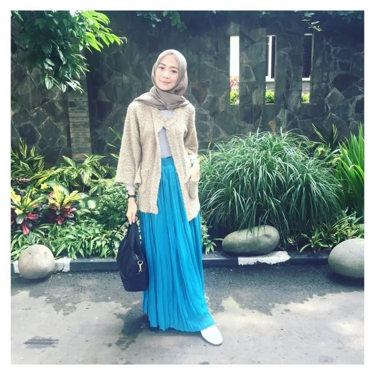 Tampil Sederhana Namun Menawan Dengan Hijab, Baju Longgar dan Rok Polos. Simak 7 Padu Padannya Di Sini! 16