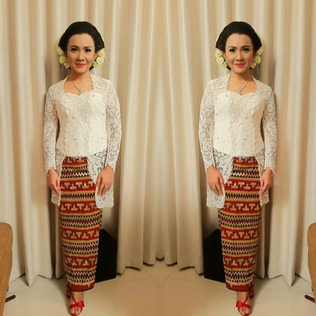 Biar Ibu atau Calon Ibu Mertuamu Makin Sayang, Coba Deh Hadiahkan Kebaya Dengan 8 Style Yang Tak Lekang Zaman Ini!