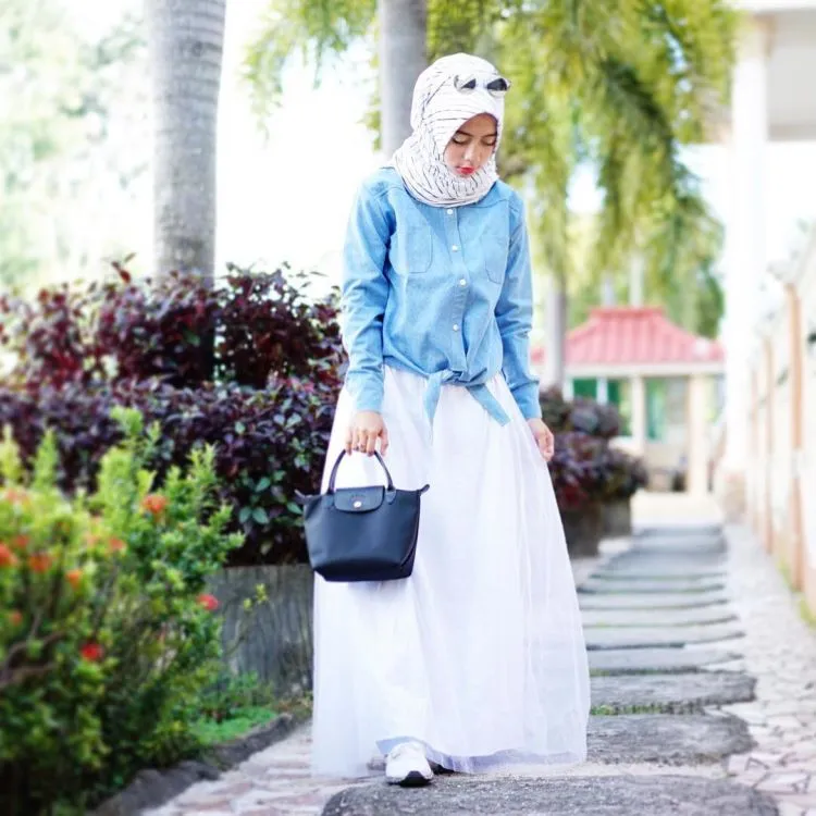 Tampil Sederhana Namun Menawan Dengan Hijab, Baju Longgar dan Rok Polos. Simak 7 Padu Padannya Di Sini! 11