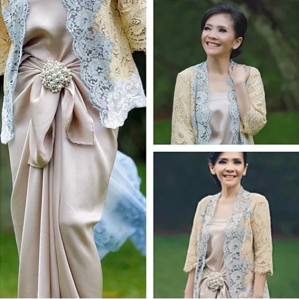 Biar Ibu atau Calon Ibu Mertuamu Makin Sayang, Coba Deh Hadiahkan Kebaya Dengan 8 Style Yang Tak Lekang Zaman Ini! 12