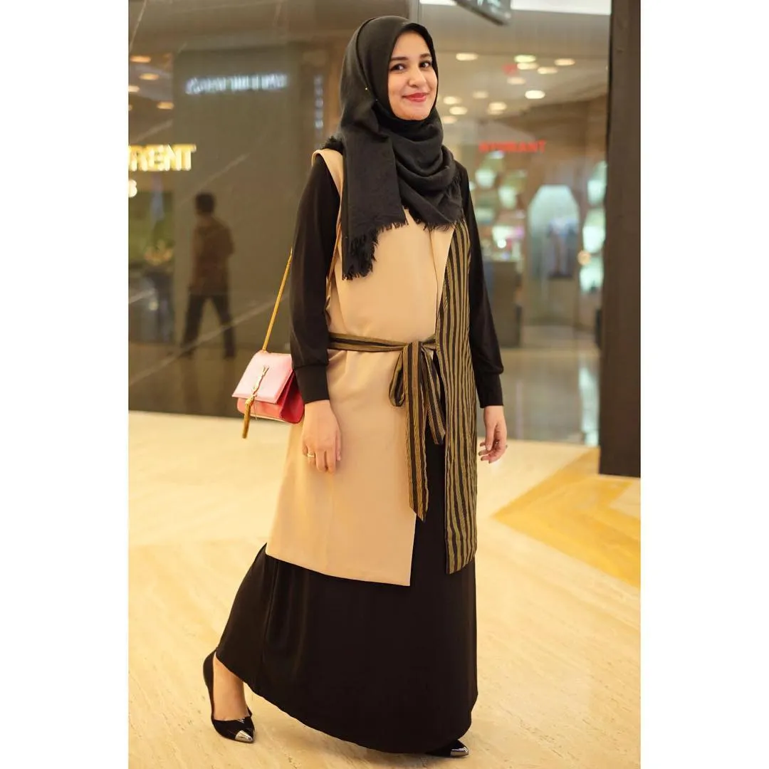 Tampil Sederhana Namun Menawan Dengan Hijab, Baju Longgar dan Rok Polos. Simak 7 Padu Padannya Di Sini! 15