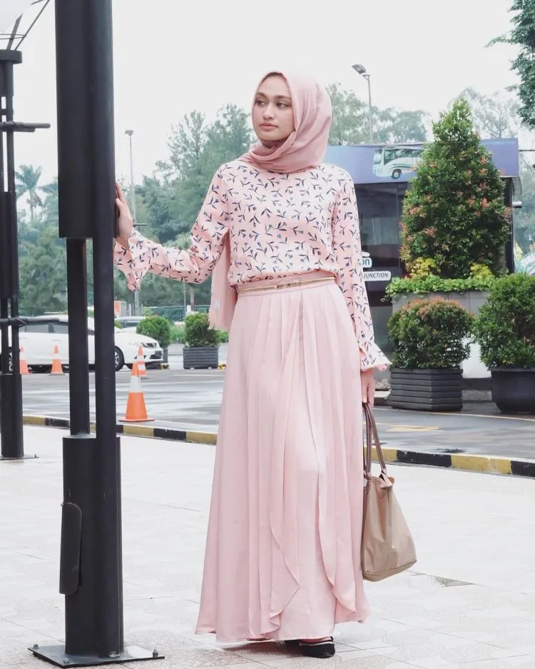 Tampil Sederhana Namun Menawan Dengan Hijab, Baju Longgar dan Rok Polos. Simak 7 Padu Padannya Di Sini! 9