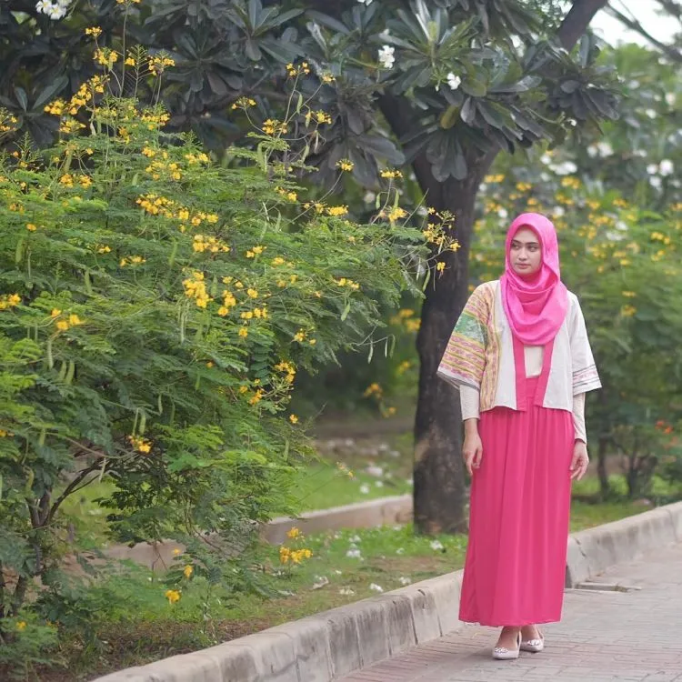 Tampil Sederhana Namun Menawan Dengan Hijab, Baju Longgar dan Rok Polos. Simak 7 Padu Padannya Di Sini! 14
