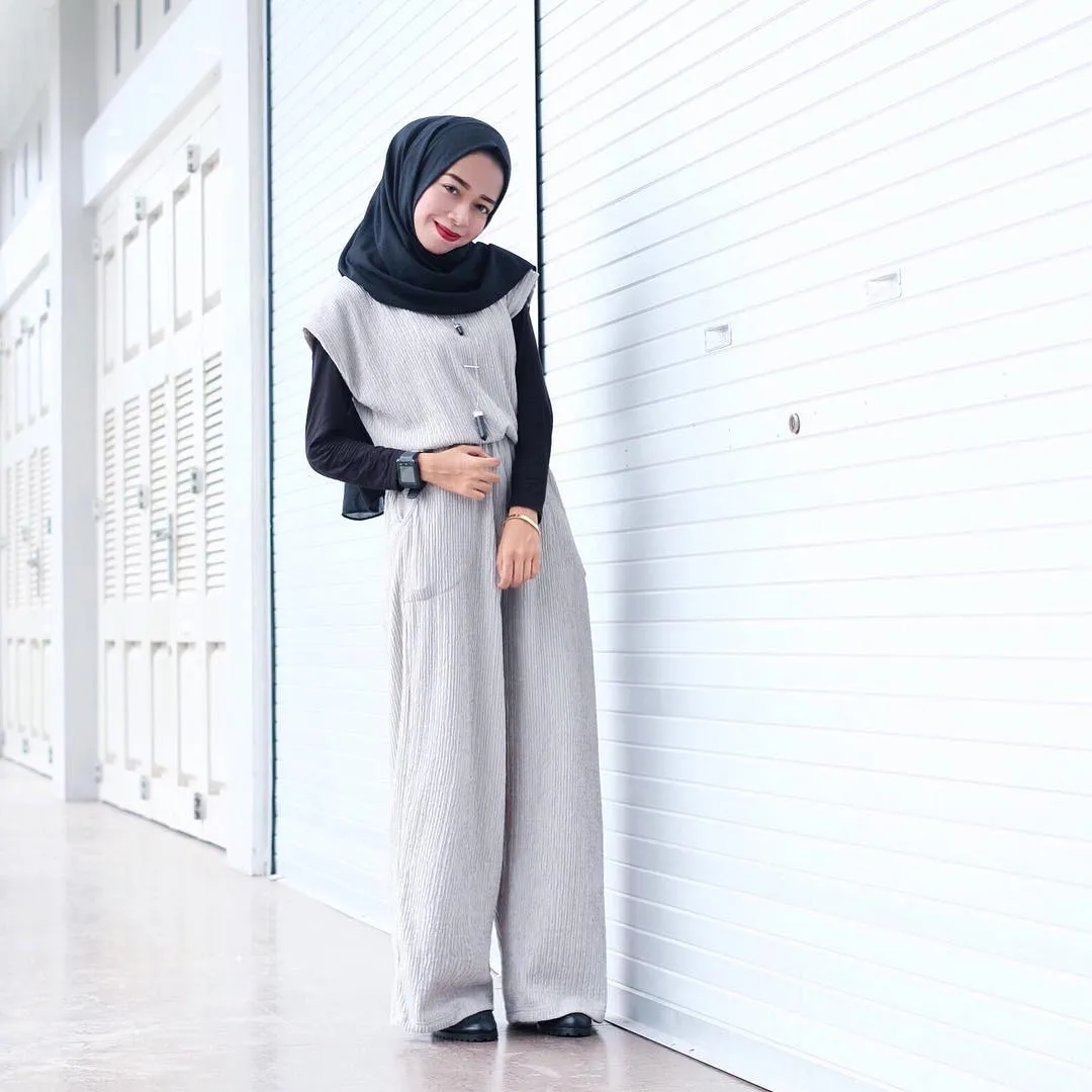 Bukan Cuma Hitam & Putih, 7 Baju Ini Juga Pas Dipakai Saat Wawancara Kerja 12