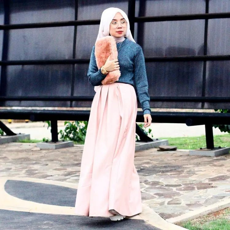 Tampil Sederhana Namun Menawan Dengan Hijab, Baju Longgar dan Rok Polos. Simak 7 Padu Padannya Di Sini! 13