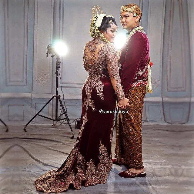 Dari Mulai Lamaran Sampai Akad Nikah, Inilah 10 Ide Busana Pengantin yang Layak Ditiru Oleh Cewek-cewek Bertubuh Berisi 19