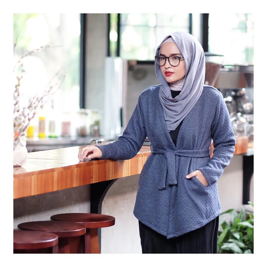 Bukan Cuma Hitam & Putih, 7 Baju Ini Juga Pas Dipakai Saat Wawancara Kerja 14
