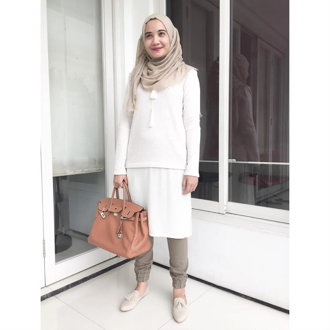 Bukan Cuma Hitam & Putih, 7 Baju Ini Juga Pas Dipakai Saat Wawancara Kerja 8