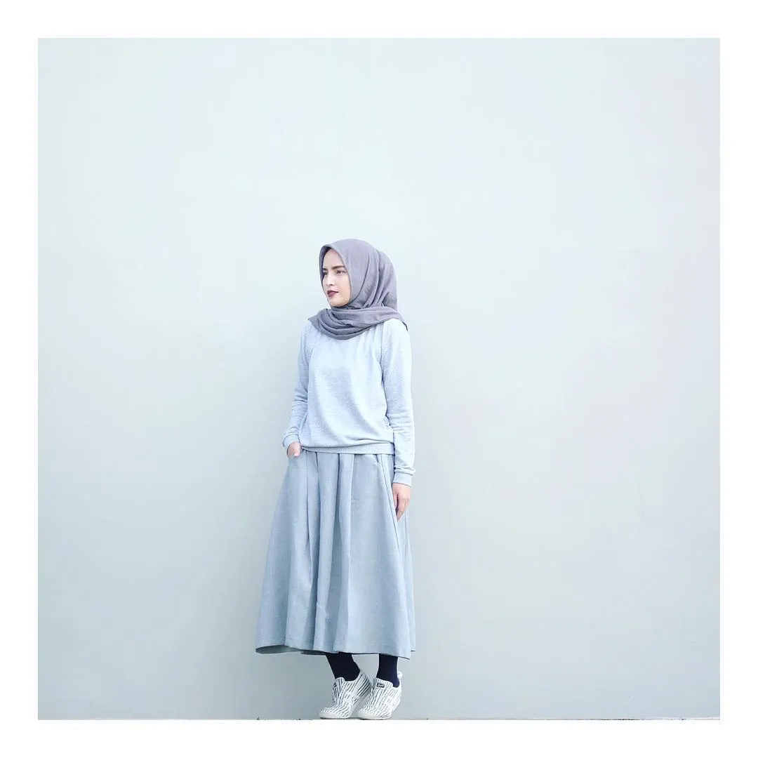 Tampil Sederhana Namun Menawan Dengan Hijab, Baju Longgar dan Rok Polos. Simak 7 Padu Padannya Di Sini! 12
