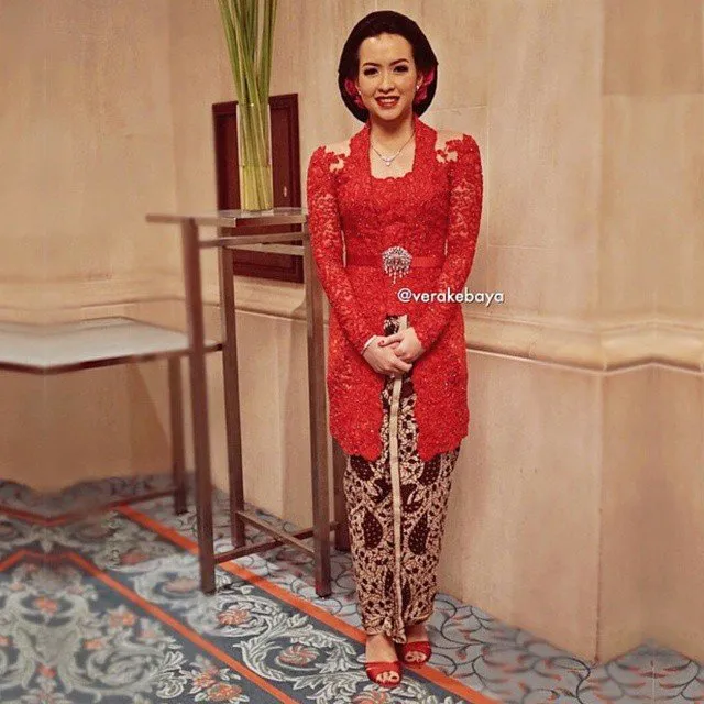 Biar Ibu atau Calon Ibu Mertuamu Makin Sayang, Coba Deh Hadiahkan Kebaya Dengan 8 Style Yang Tak Lekang Zaman Ini! 17