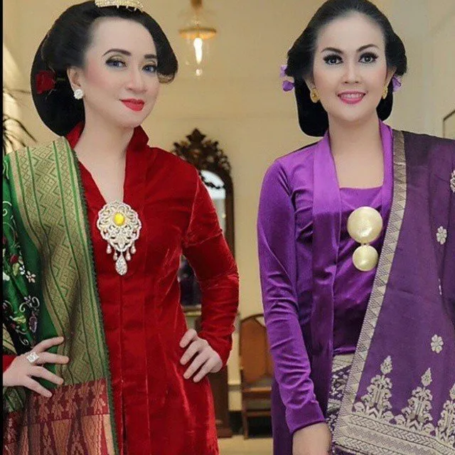Biar Ibu atau Calon Ibu Mertuamu Makin Sayang, Coba Deh Hadiahkan Kebaya Dengan 8 Style Yang Tak Lekang Zaman Ini! 18