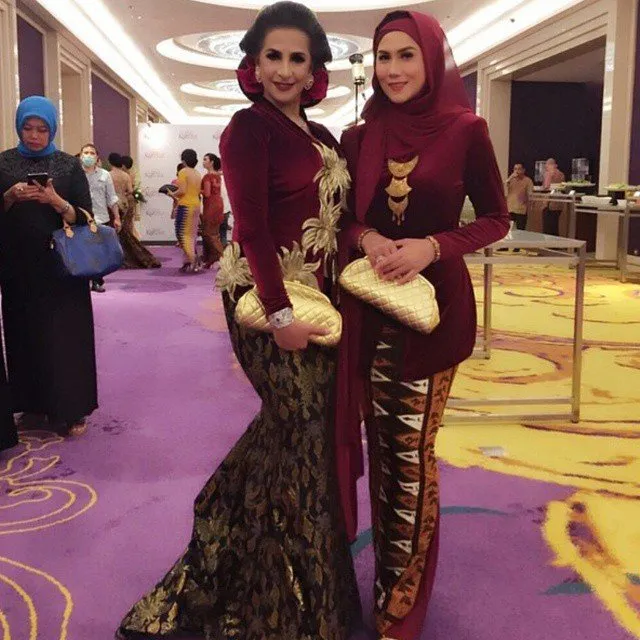 Biar Ibu atau Calon Ibu Mertuamu Makin Sayang, Coba Deh Hadiahkan Kebaya Dengan 8 Style Yang Tak Lekang Zaman Ini! 15