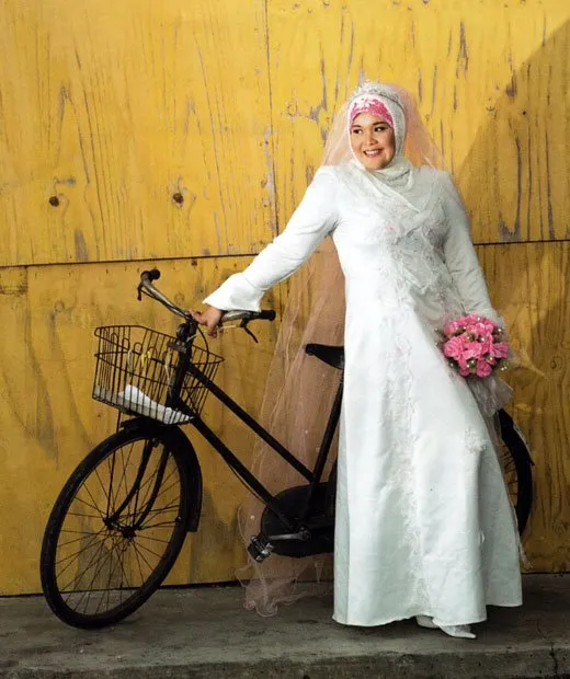 Dari Mulai Lamaran Sampai Akad Nikah, Inilah 10 Ide Busana Pengantin yang Layak Ditiru Oleh Cewek-cewek Bertubuh Berisi 17