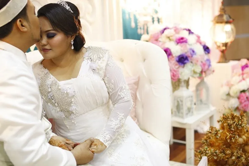 Dari Mulai Lamaran Sampai Akad Nikah, Inilah 10 Ide Busana Pengantin yang Layak Ditiru Oleh Cewek-cewek Bertubuh Berisi