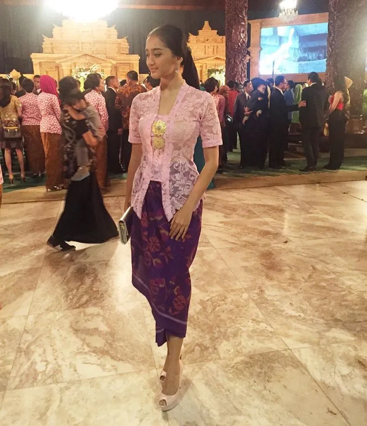 9 Inspirasi Kebaya Kutubaru Buat Kondangan. Keanggunan yang Bikin Jodohmu Makin Mendekat! 10