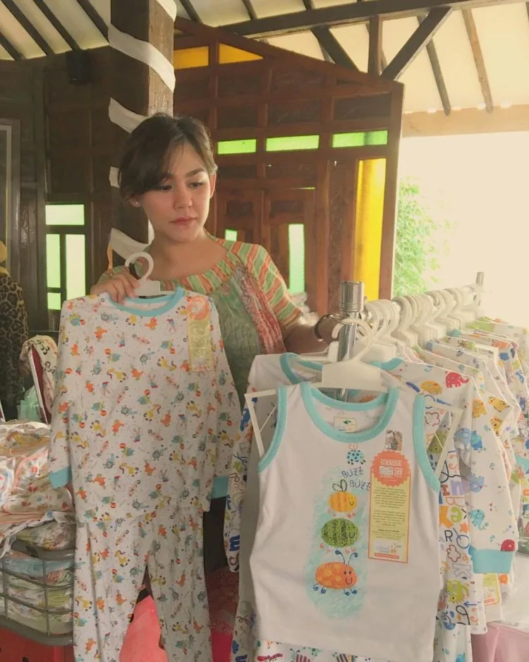 Bukan Karena Mentang-Mentang Sudah Berstatus Istri, Baju-bajumu Jadi Identik dengan Daster Saja. 7 Tips Sederhana Agar Tetap Cantik Walau Sedang di Rumah. 9