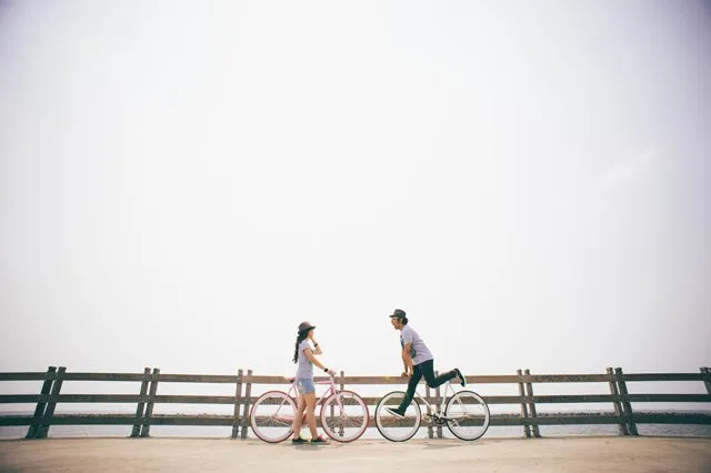 Inilah 10 Ide Foto Prewedding Lucu Buat Cewek Yang Punya Postur Lebih Tinggi Dari Cowoknya 20