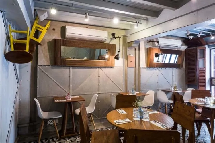 10 Inspirasi Desain Cafe yang Keren Abis dan Bakal Bikin Bisnismu Laris! 17