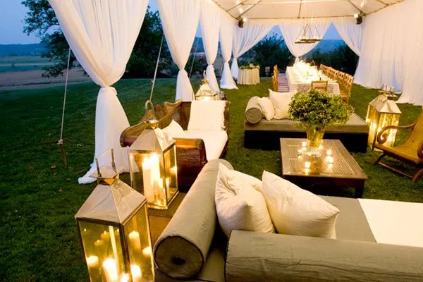 13 Inspirasi Resepsi Pernikahan di Bawah Tenda yang Tak Melulu Biru. Terasa Hangat, Dekat, dan Membahagiakan! 15