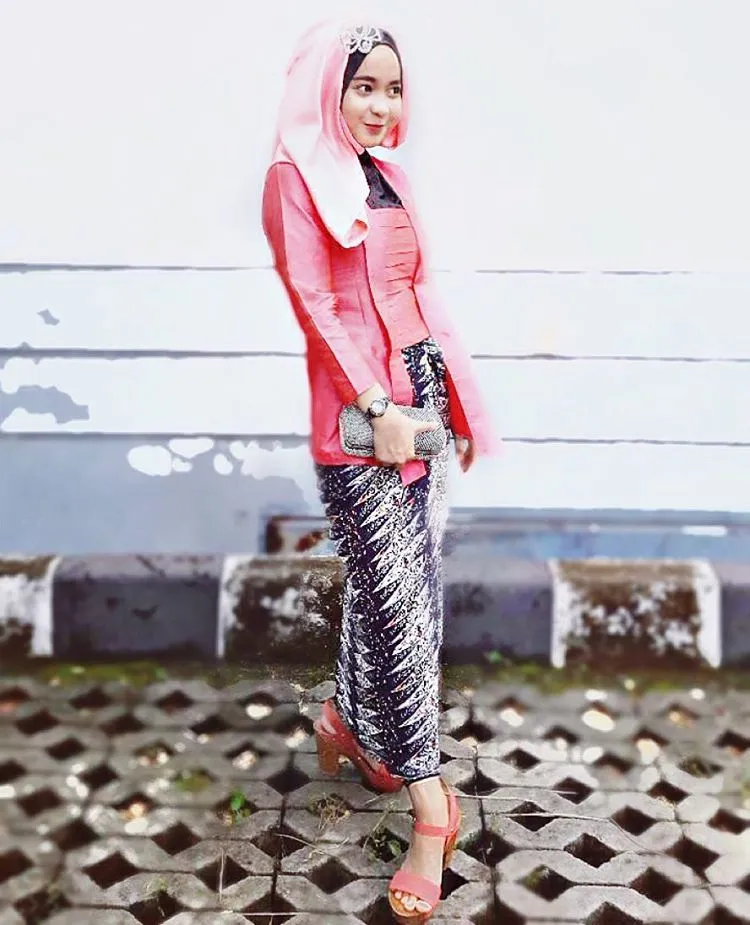 9 Inspirasi Kebaya Kutubaru Buat Kondangan. Keanggunan yang Bikin Jodohmu Makin Mendekat! 12