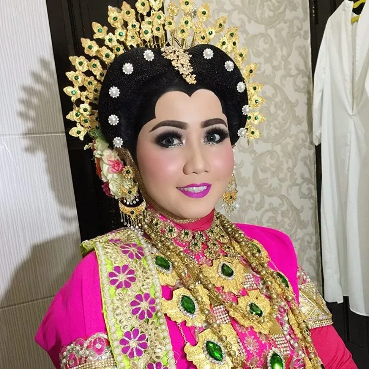 8 Inspirasi Makeup Paes Untukmu yang Berhijab! Walau Tertutup, Masih Bisa Mengusung Pernikahan Adat Daerahmu Lho 13