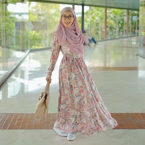 Buat Kamu yang Ingin Tampil Santai Tapi Juga Elegan, Sneakers Merupakan Pilihan yang Tepat. 14 Inspirasi Gaya Ini Adalah Bukti 28