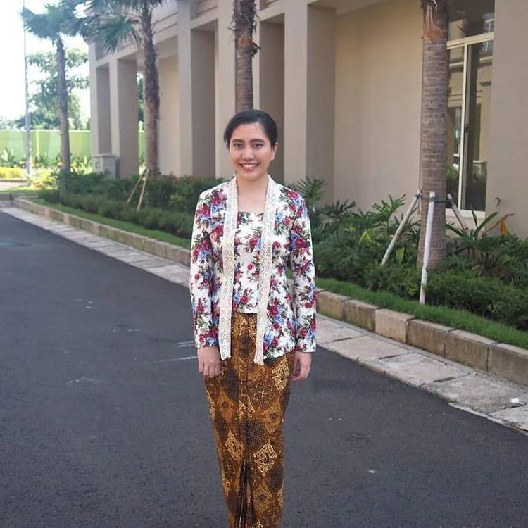 9 Inspirasi Kebaya Kutubaru Buat Kondangan. Keanggunan yang Bikin Jodohmu Makin Mendekat! 13