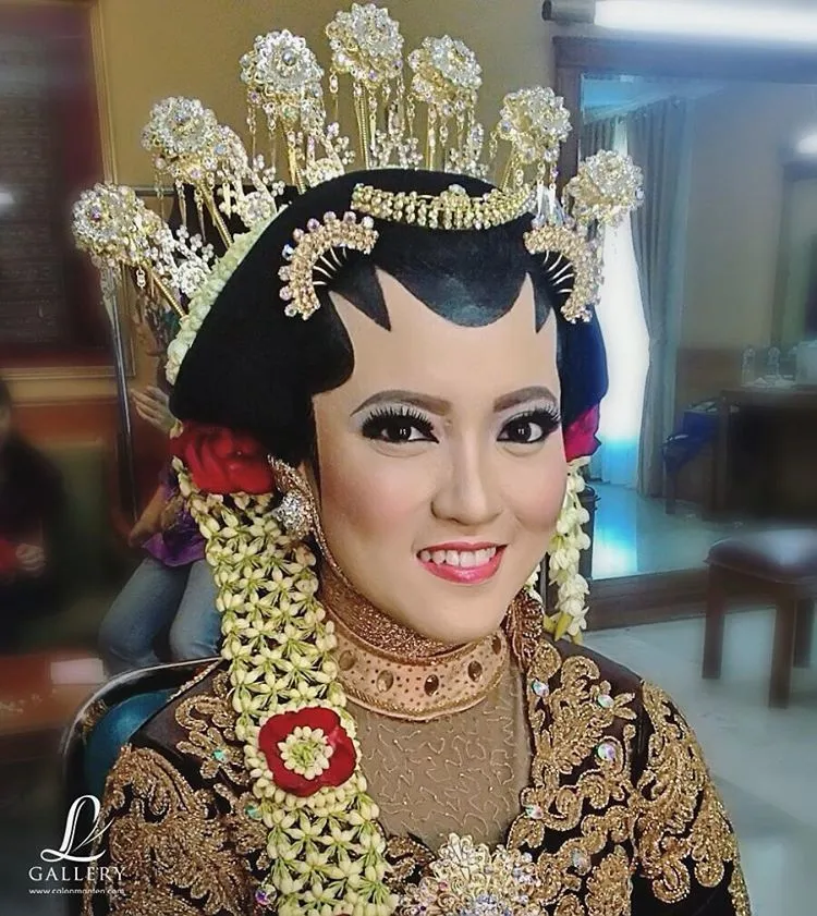 8 Inspirasi Makeup Paes Untukmu yang Berhijab! Walau Tertutup, Masih Bisa Mengusung Pernikahan Adat Daerahmu Lho 10