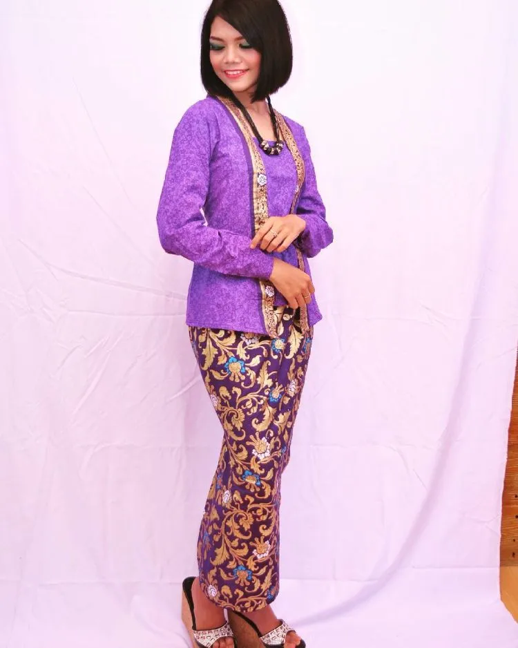 9 Inspirasi Kebaya Kutubaru Buat Kondangan. Keanggunan yang Bikin Jodohmu Makin Mendekat! 14