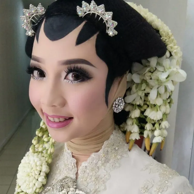 8 Inspirasi Makeup Paes Untukmu yang Berhijab! Walau Tertutup, Masih Bisa Mengusung Pernikahan Adat Daerahmu Lho 11