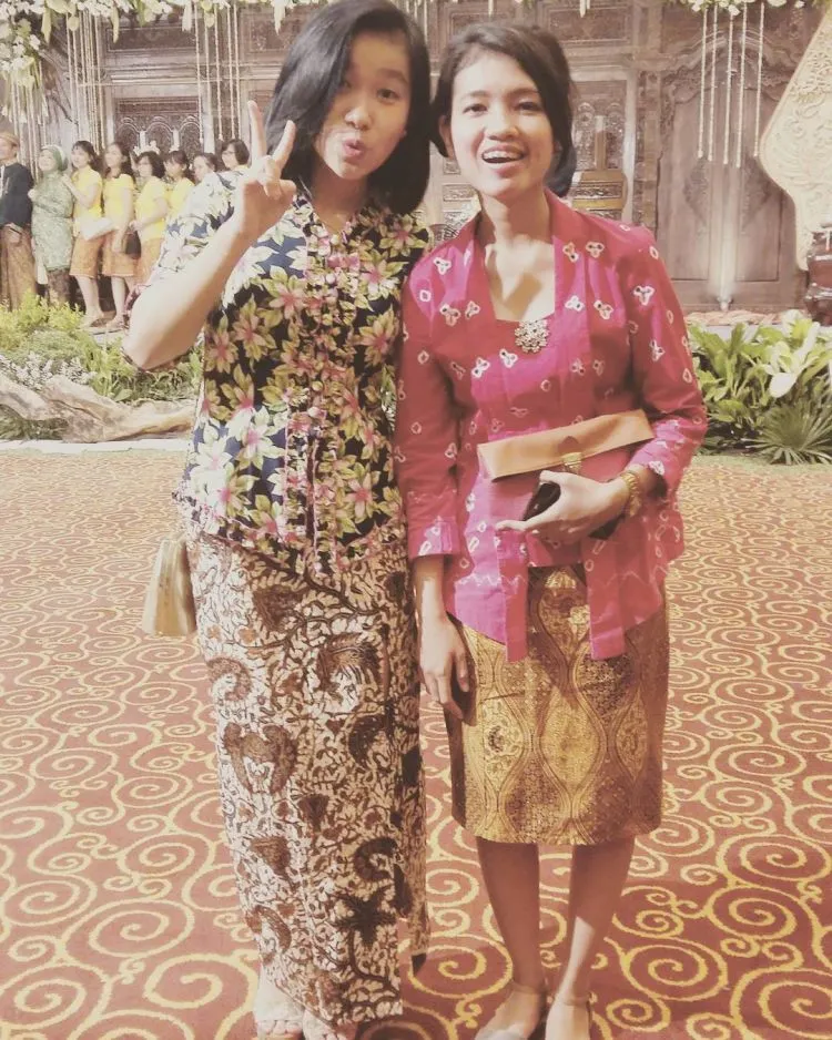 9 Inspirasi Kebaya Kutubaru Buat Kondangan. Keanggunan yang Bikin Jodohmu Makin Mendekat! 15