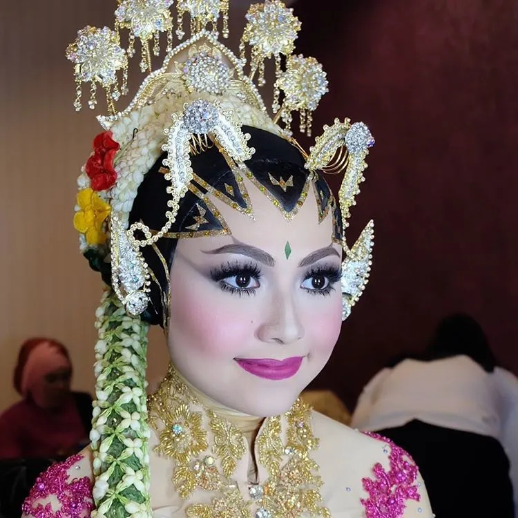 8 Inspirasi Makeup Paes Untukmu yang Berhijab! Walau Tertutup, Masih Bisa Mengusung Pernikahan Adat Daerahmu Lho 15