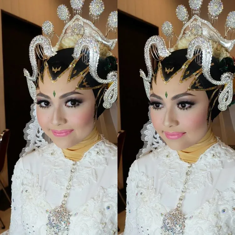 8 Inspirasi Makeup Paes Untukmu yang Berhijab! Walau Tertutup, Masih Bisa Mengusung Pernikahan Adat Daerahmu Lho 16