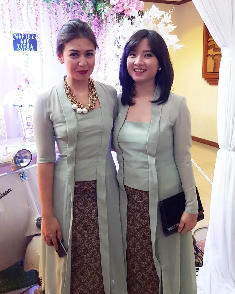 9 Inspirasi Kebaya Kutubaru Buat Kondangan. Keanggunan yang Bikin Jodohmu Makin Mendekat! 17