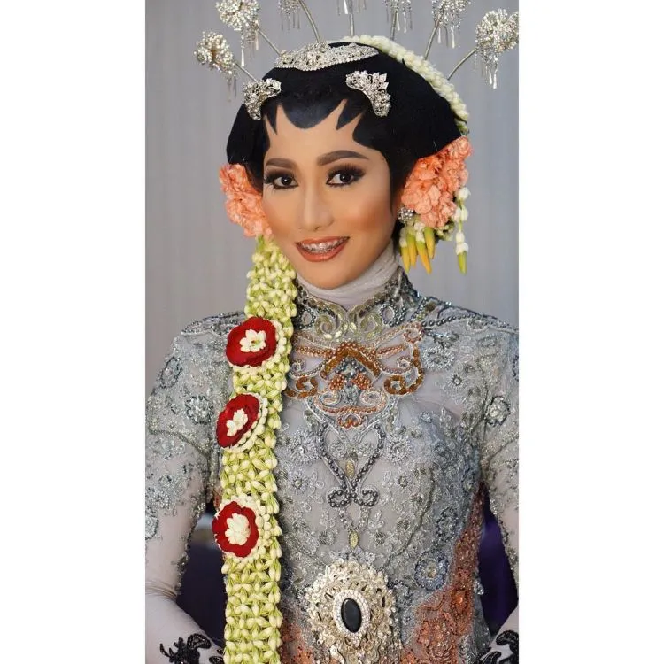 8 Inspirasi Makeup Paes Untukmu yang Berhijab! Walau Tertutup, Masih Bisa Mengusung Pernikahan Adat Daerahmu Lho 12